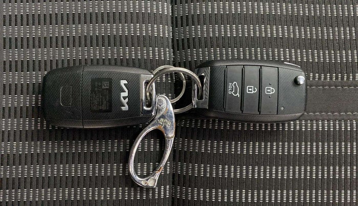 2022 KIA CARENS PRESTIGE 1.4 PETROL 7 STR, Petrol, Manual, 29,882 km, Key Close Up