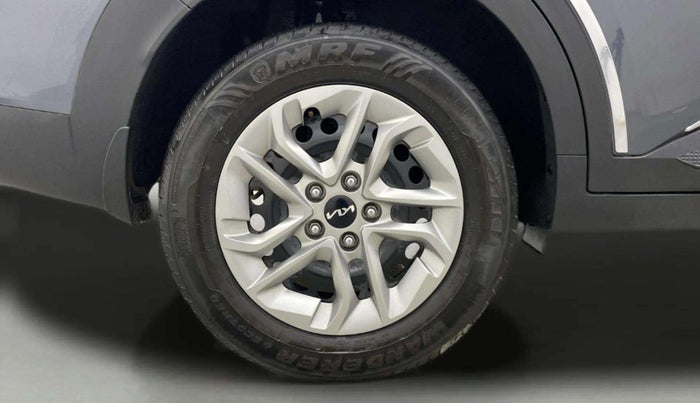 2022 KIA CARENS PRESTIGE 1.4 PETROL 7 STR, Petrol, Manual, 29,882 km, Right Rear Wheel