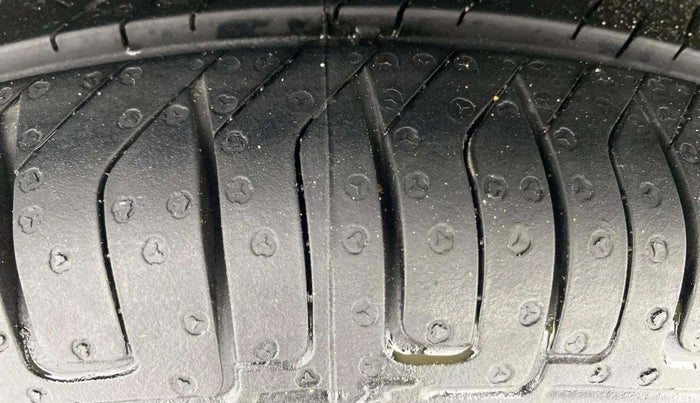 2015 Renault Kwid RXL, Petrol, Manual, 24,132 km, Right Rear Tyre Tread