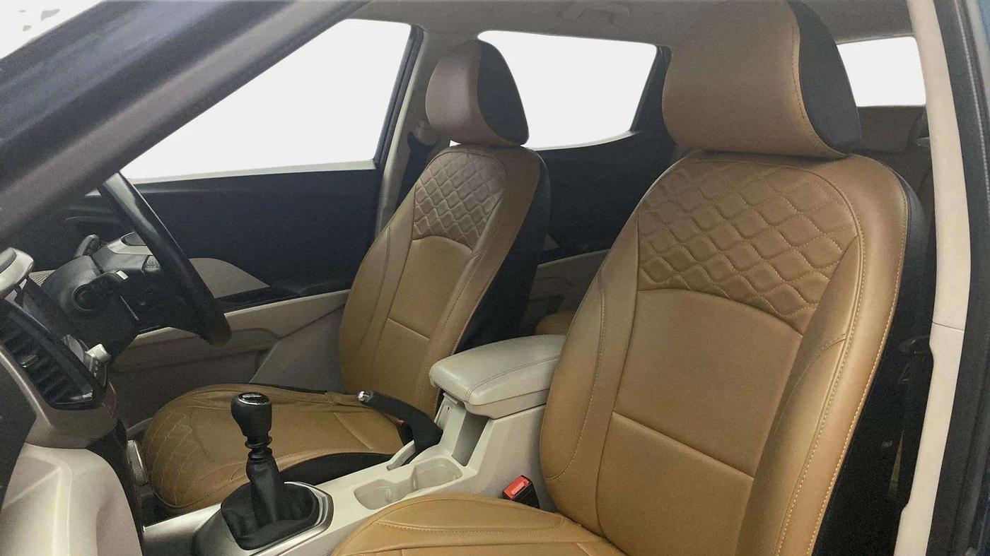 2019 Mahindra XUV300 W8 1.2 PETROL, Petrol, Manual, 1,08,001 km, Right Side Front Door Cabin