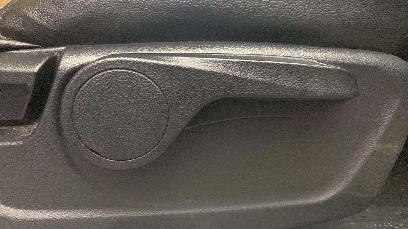 2019 Mahindra XUV300 W8 1.2 PETROL, Petrol, Manual, 1,08,001 km, Driver Side Adjustment Panel