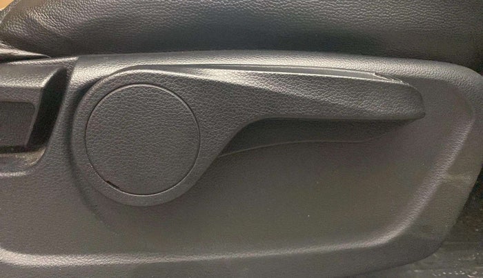 2019 Mahindra XUV300 W8 1.2 PETROL, Petrol, Manual, 1,07,966 km, Driver Side Adjustment Panel