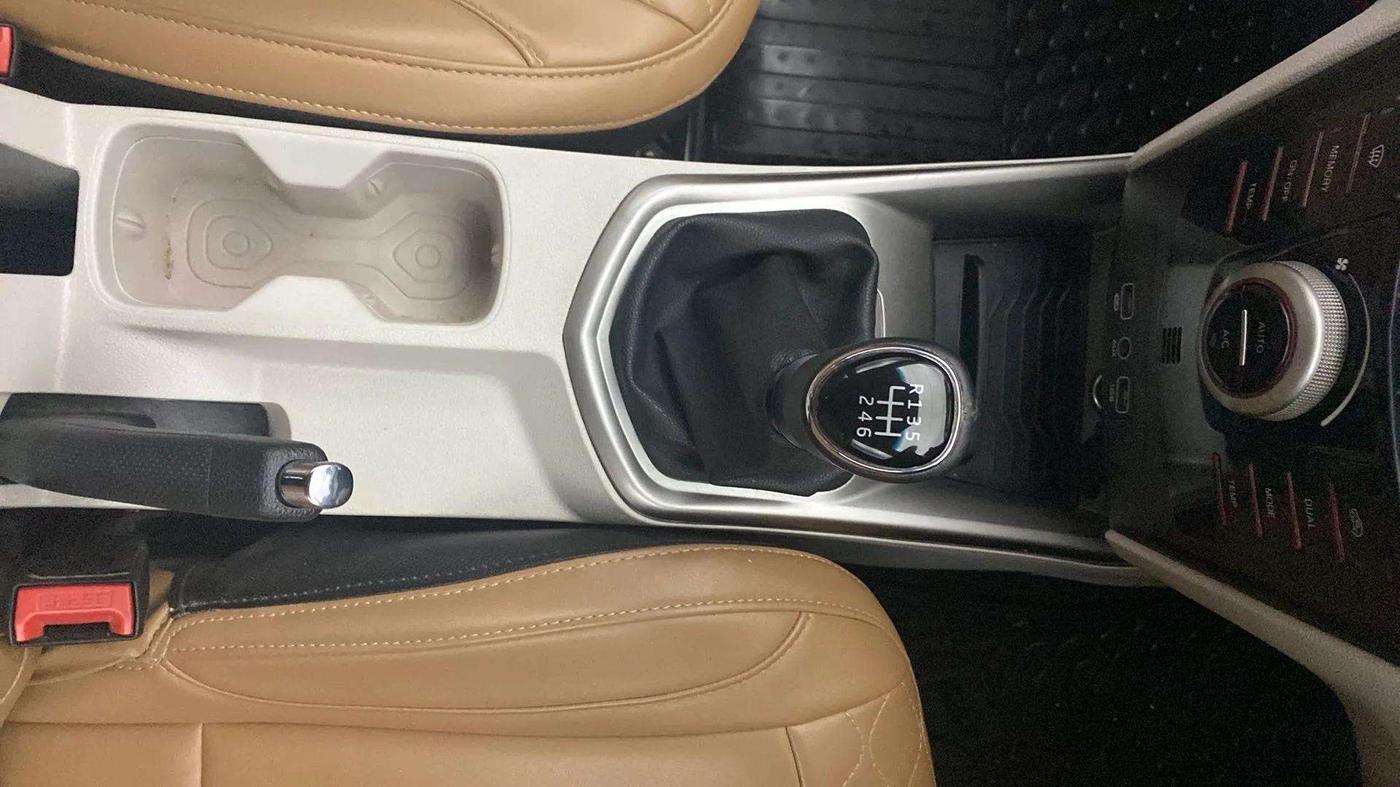 2019 Mahindra XUV300 W8 1.2 PETROL, Petrol, Manual, 1,08,001 km, Gear Lever