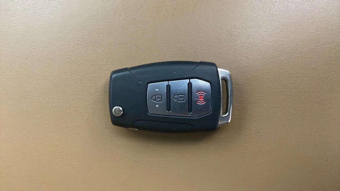 2019 Mahindra XUV300 W8 1.2 PETROL, Petrol, Manual, 1,08,001 km, Key Close Up