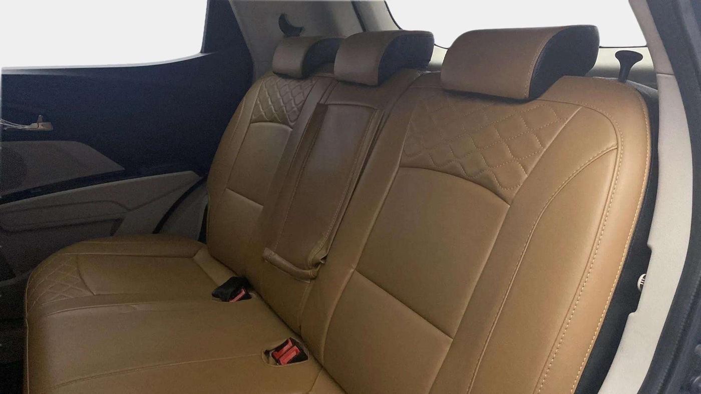 2019 Mahindra XUV300 W8 1.2 PETROL, Petrol, Manual, 1,08,001 km, Right Side Rear Door Cabin