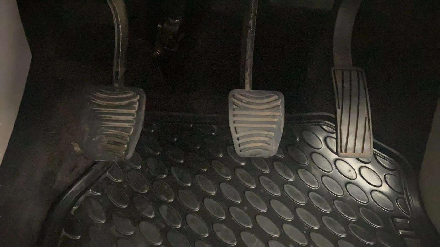 2019 Mahindra XUV300 W8 1.2 PETROL, Petrol, Manual, 1,08,001 km, Pedals