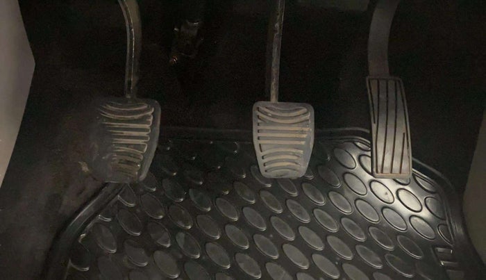 2019 Mahindra XUV300 W8 1.2 PETROL, Petrol, Manual, 1,07,966 km, Pedals