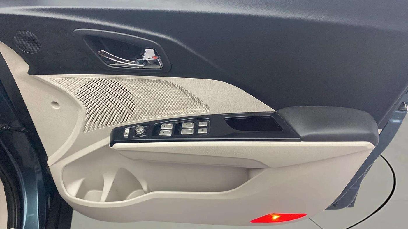 2019 Mahindra XUV300 W8 1.2 PETROL, Petrol, Manual, 1,08,001 km, Driver Side Door Panels Control