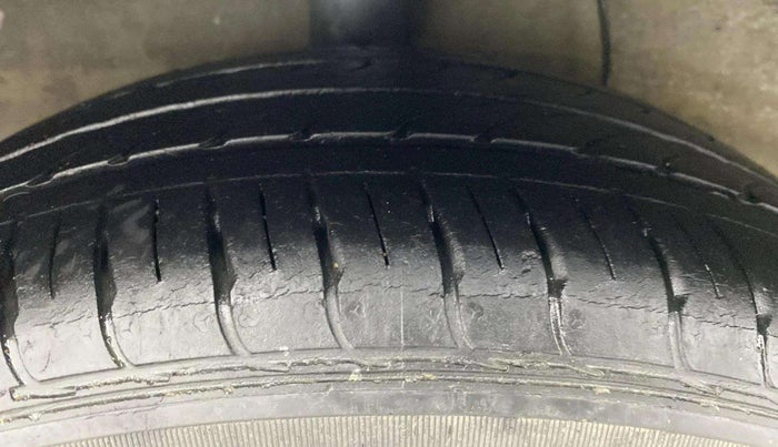 2020 Hyundai AURA SX 1.2 (O), Petrol, Manual, 33,985 km, Right Rear Tyre Tread