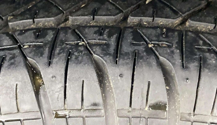 2015 Maruti Swift VXI, Petrol, Manual, 1,29,077 km, Left Rear Tyre Tread