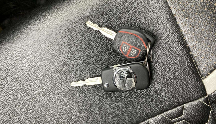 2015 Maruti Swift VXI, Petrol, Manual, 1,29,077 km, Key Close Up