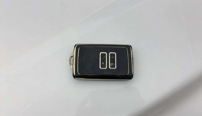 2022 Renault Kiger RXT (O) MT, Petrol, Manual, 53,432 km, Key Close Up