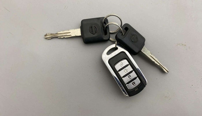 2018 Nissan Sunny XE, Petrol, Manual, 29,600 km, Key Close Up