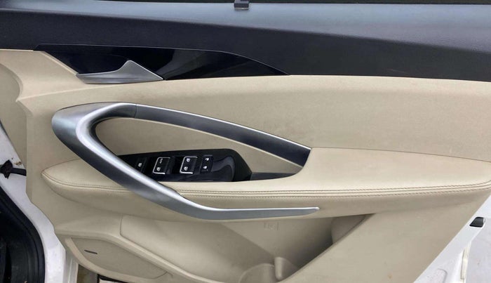 2022 MG HECTOR SHARP 1.5 PETROL CVT, Petrol, Automatic, 52,353 km, Driver Side Door Panels Control