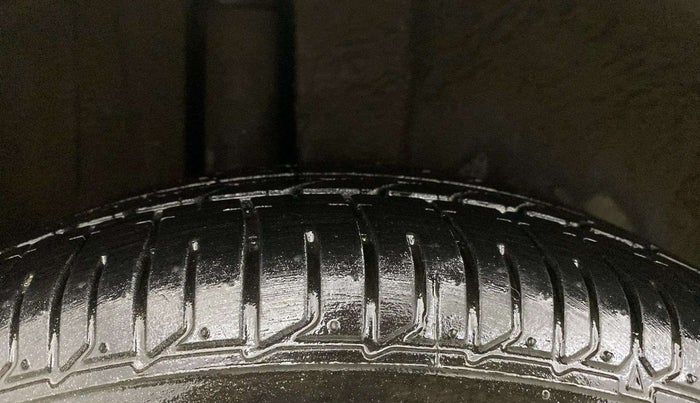 2016 Maruti Ertiga VXI, Petrol, Manual, 11,420 km, Right Rear Tyre Tread