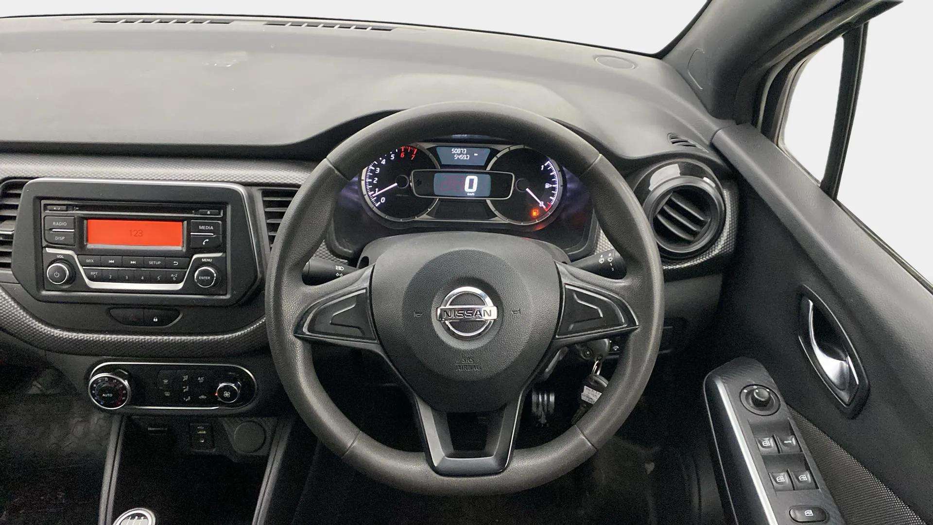 Steering-wheel-close-up-29