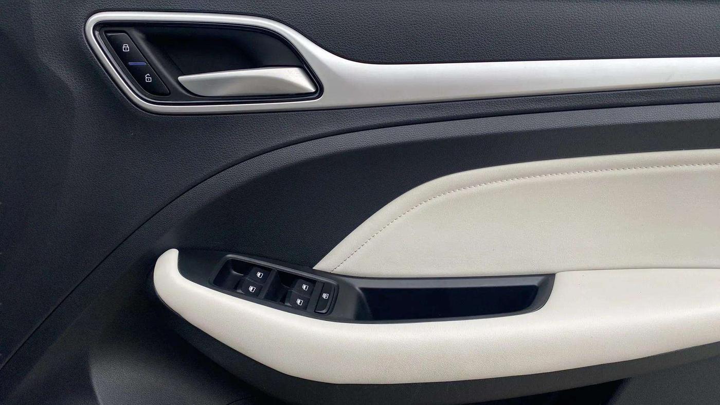 2024 MG ASTOR Sprint 1.5 MT (Ivory), Petrol, Manual, 6,881 km, Driver Side Door Panels Control