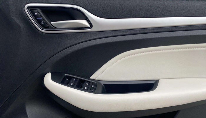 2024 MG ASTOR Sprint 1.5 MT (Ivory), Petrol, Manual, 6,768 km, Driver Side Door Panels Control