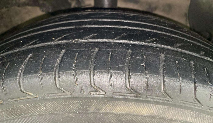 2015 Hyundai Grand i10 SPORTZ 1.2 KAPPA VTVT, Petrol, Manual, 1,03,186 km, Right Front Tyre Tread