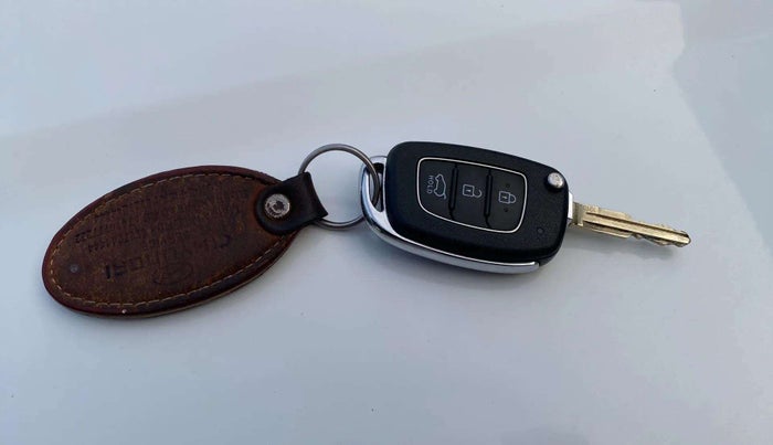 2022 Hyundai VENUE S+ 1.2, Petrol, Manual, 25,760 km, Key Close Up