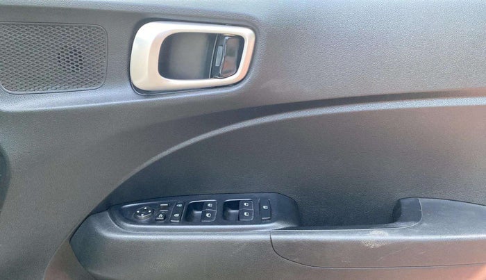 2022 Hyundai VENUE S+ 1.2, Petrol, Manual, 25,760 km, Driver Side Door Panels Control