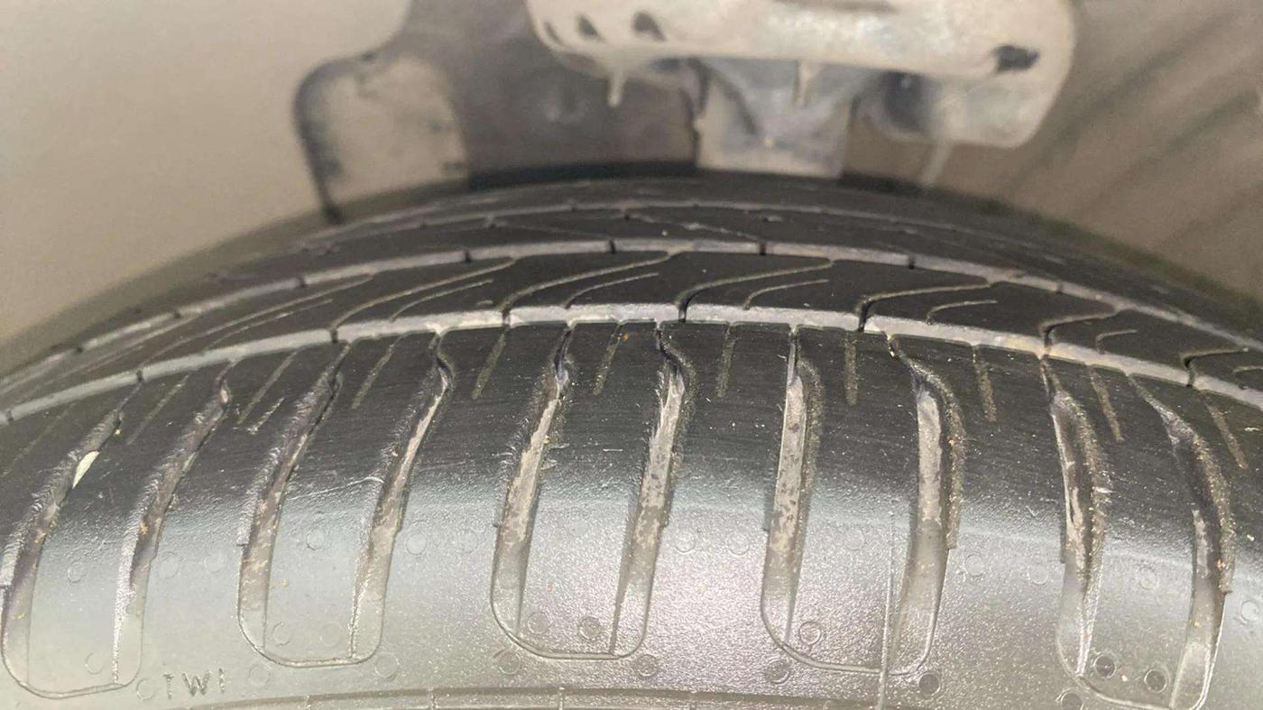 2017 Hyundai New Elantra 2.0 SX(O) AT PETROL, Petrol, Automatic, 32,056 km, Left Front Tyre Tread