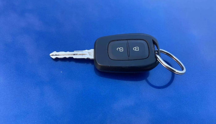 2020 Renault TRIBER RXL AMT, Petrol, Automatic, 39,534 km, Key Close Up