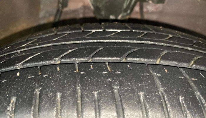 2016 Hyundai i10 MAGNA 1.1, Petrol, Manual, 22,376 km, Right Front Tyre Tread