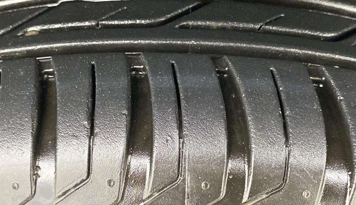 2017 Jeep Compass LIMITED 1.4 PETROL AT, Petrol, Automatic, 33,909 km, Right Front Tyre Tread