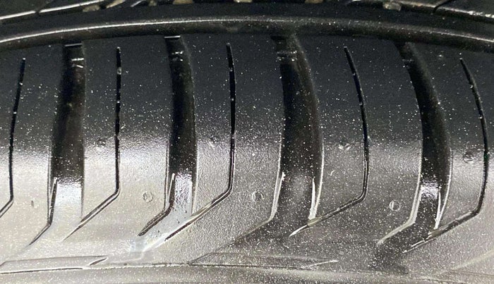 2017 Jeep Compass LIMITED 1.4 PETROL AT, Petrol, Automatic, 33,909 km, Left Rear Tyre Tread