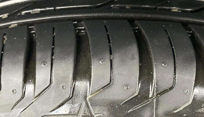 2017 Jeep Compass LIMITED 1.4 PETROL AT, Petrol, Automatic, 33,909 km, Right Rear Tyre Tread
