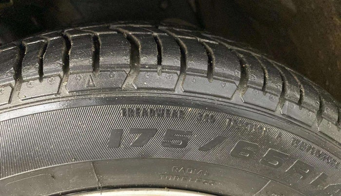 2017 Ford Figo Aspire TITANIUM 1.2 PETROL, CNG, Manual, 74,826 km, Right Front Tyre Tread