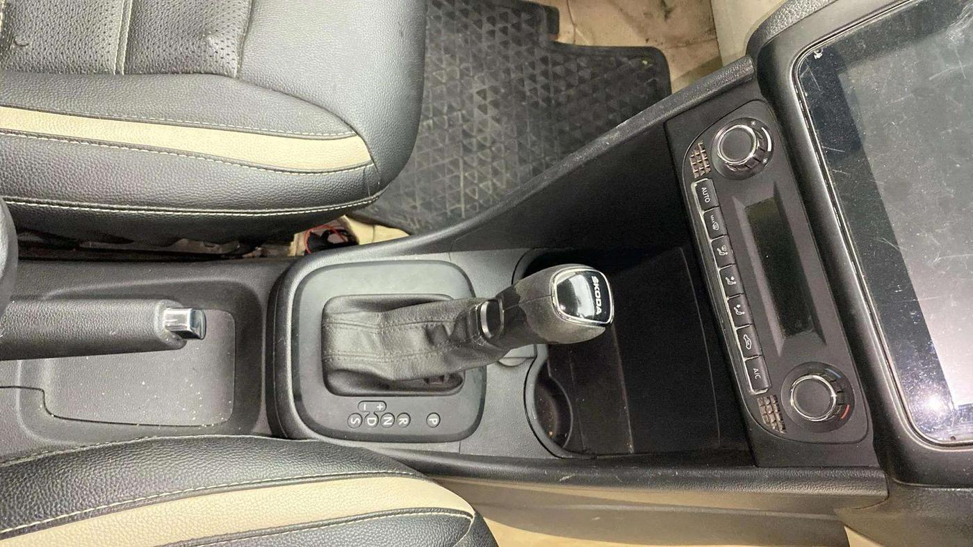 2021 Skoda Rapid AMBITION AT TSI, Petrol, Automatic, 62,194 km, Gear Lever