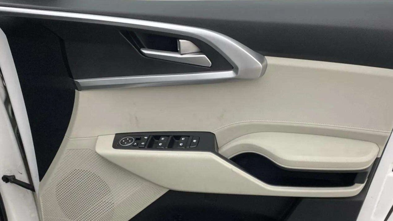 Driver-side-door-panel-control-39