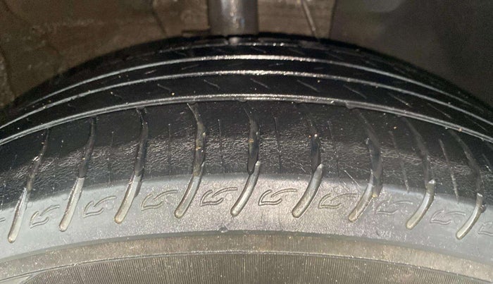 2022 KIA CARENS PRESTIGE PLUS 1.4 PETROL 7 STR, Petrol, Manual, 59,796 km, Right Front Tyre Tread
