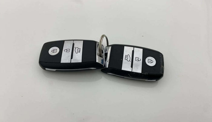 2022 KIA CARENS PRESTIGE PLUS 1.4 PETROL 7 STR, Petrol, Manual, 59,796 km, Key Close Up