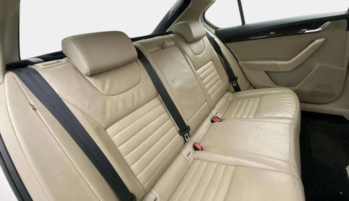 2016 Skoda Octavia STYLE PLUS AT 1.8 TSI, Petrol, Automatic, 79,357 km, Right Side Rear Door Cabin