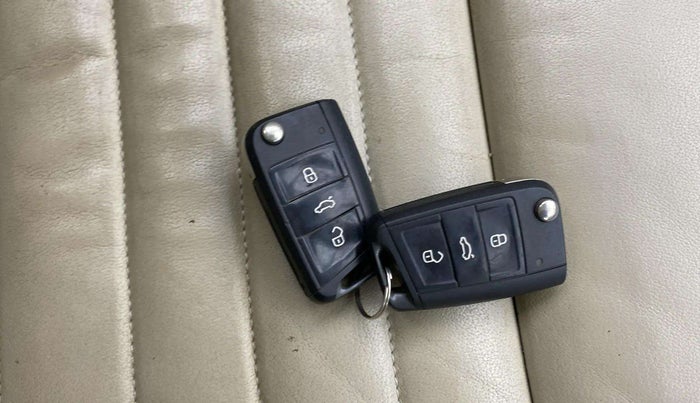 2016 Skoda Octavia STYLE PLUS AT 1.8 TSI, Petrol, Automatic, 79,357 km, Key Close Up