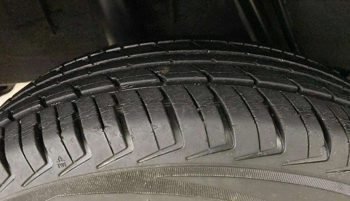 2017 Renault Kwid RXL, Petrol, Manual, 50,230 km, Right Rear Tyre Tread