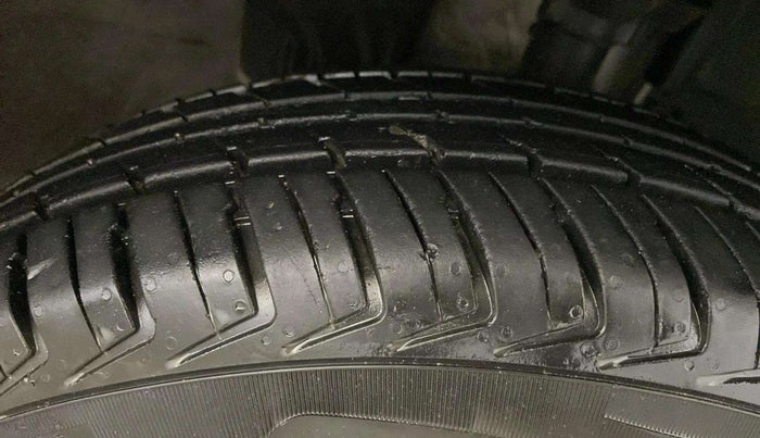 2017 Renault Kwid RXL, Petrol, Manual, 50,230 km, Right Front Tyre Tread