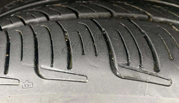 2016 Volkswagen Ameo HIGHLINE1.5L, Diesel, Manual, 1,21,952 km, Left Front Tyre Tread