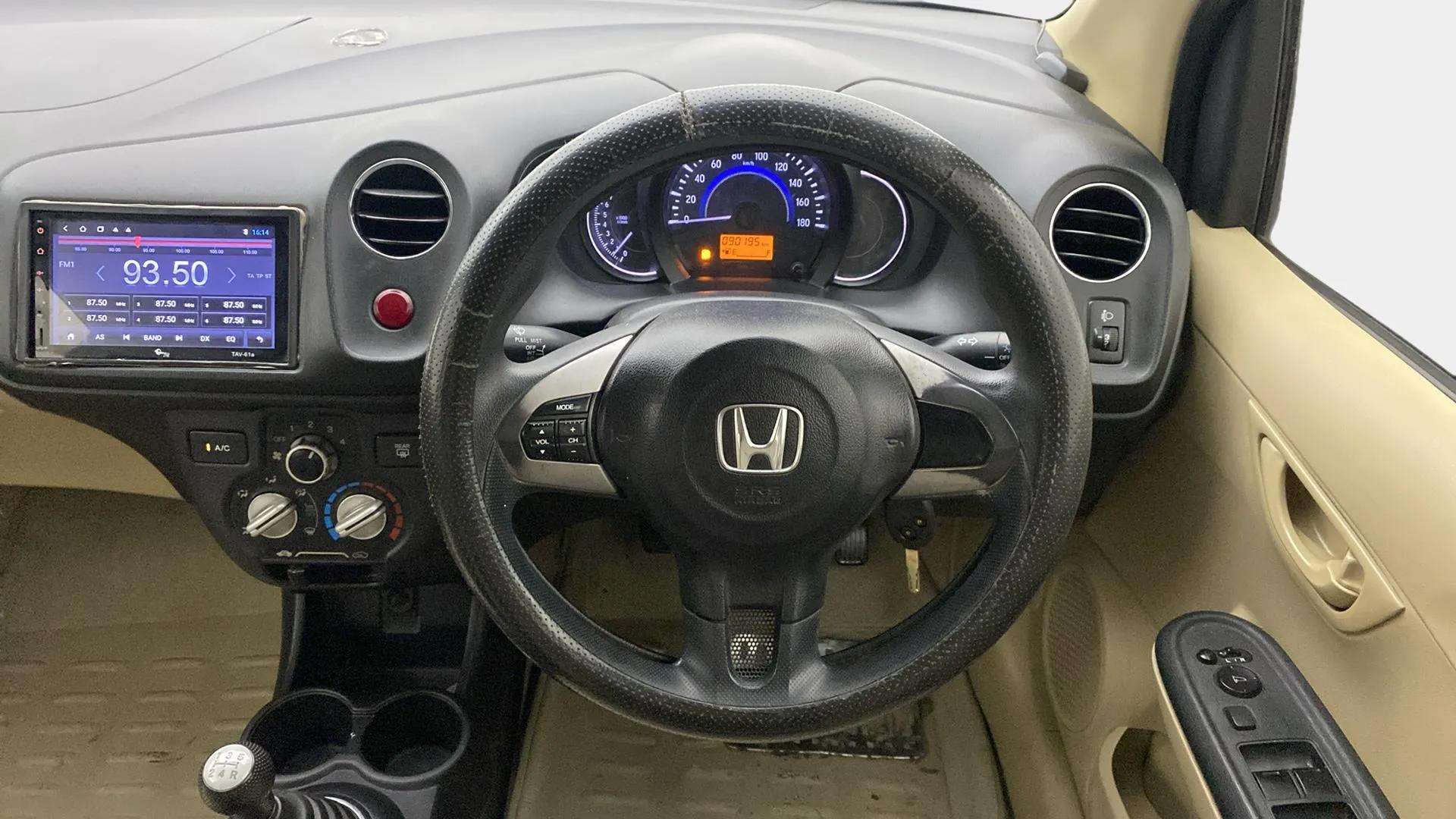 Steering-wheel-close-up-29