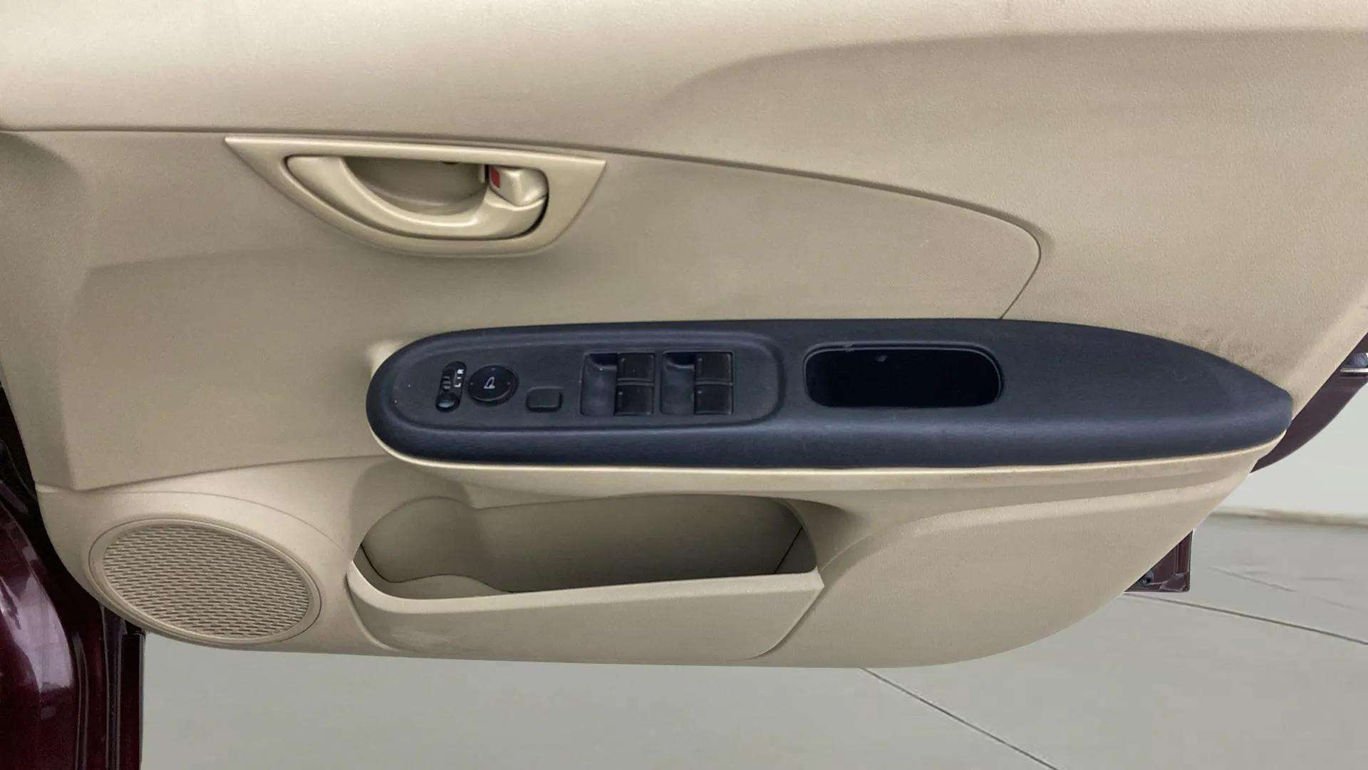 Driver-side-door-panel-control-39