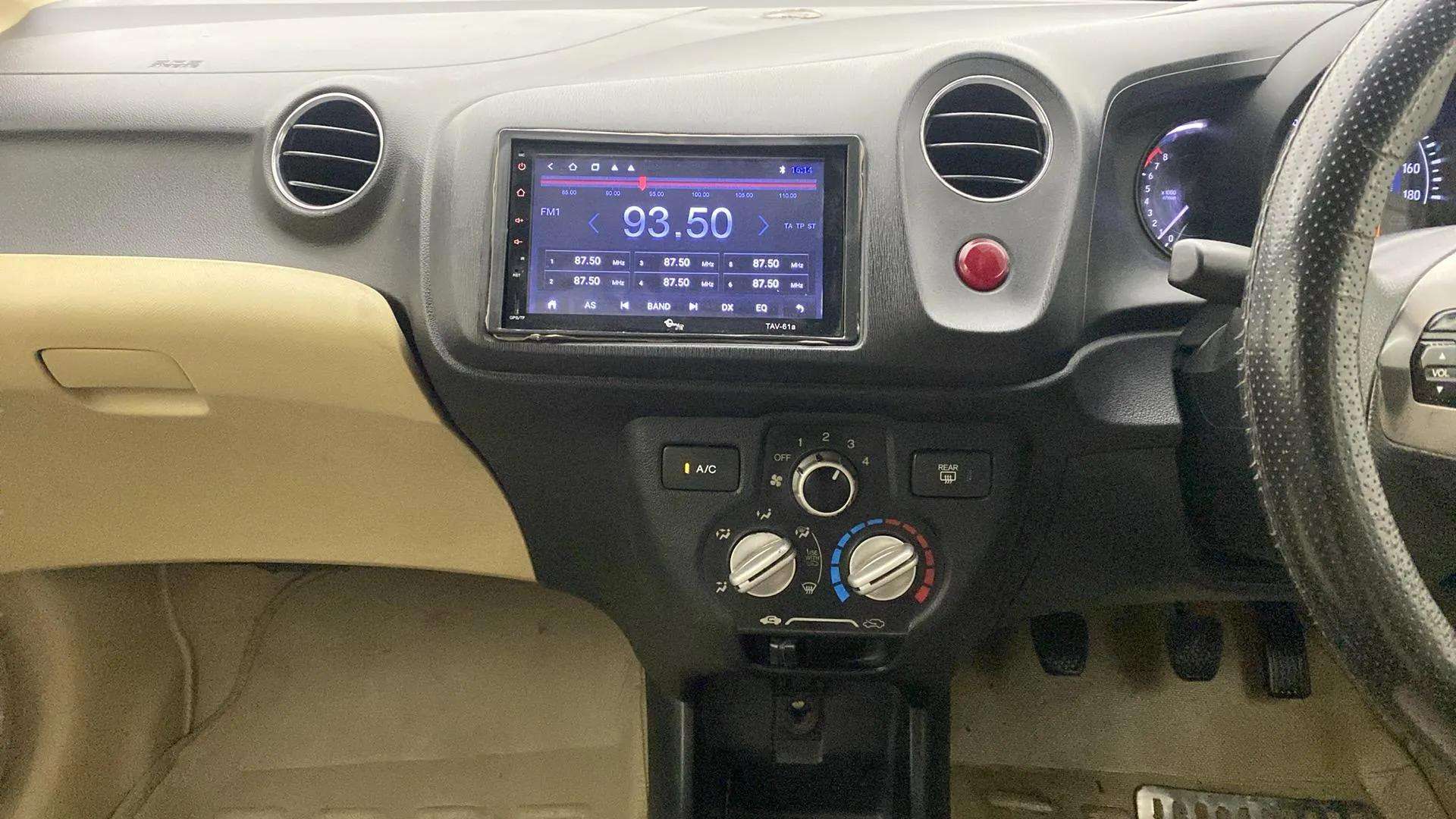 Center-console---infotainment-28