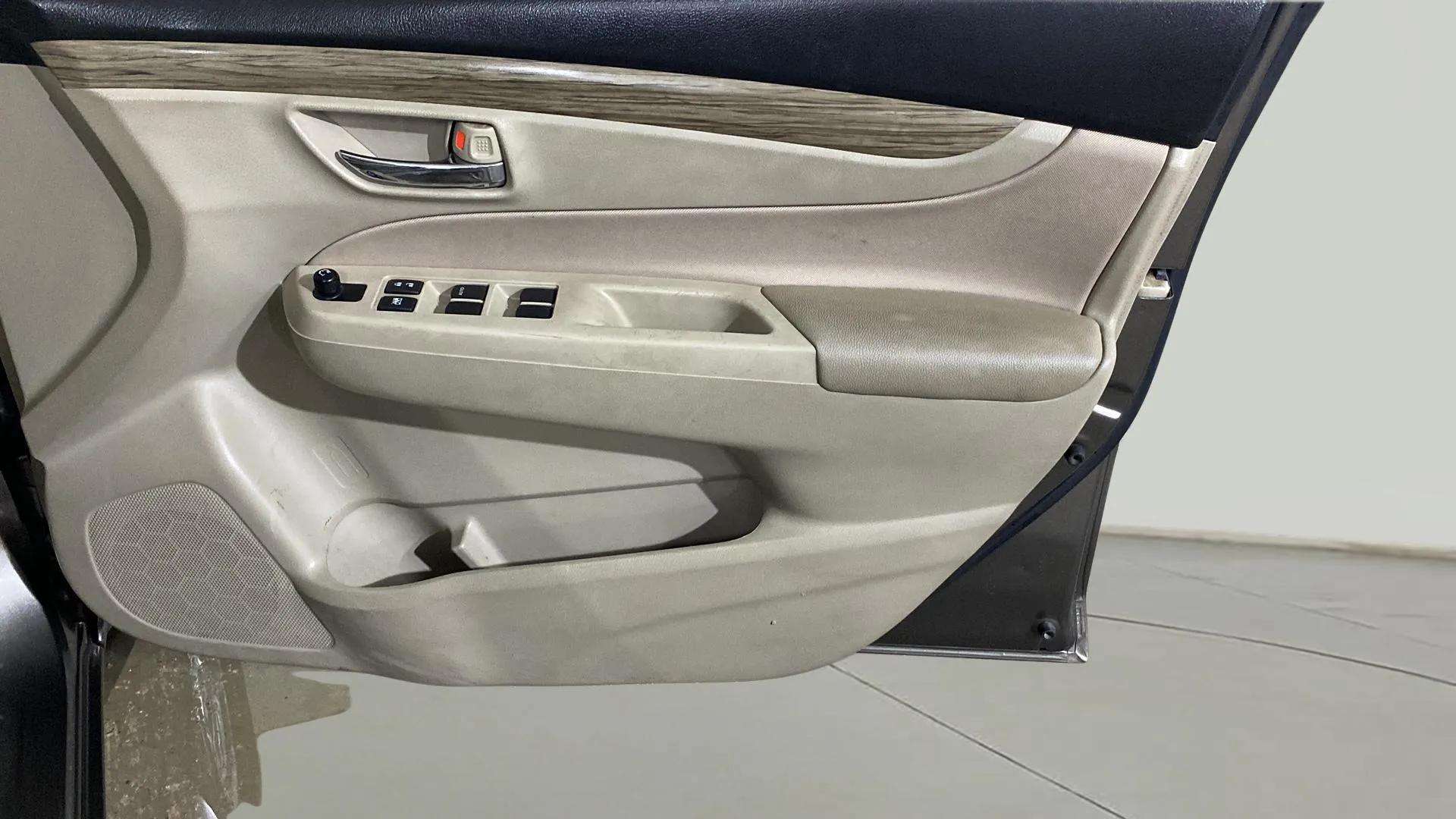 Driver-side-door-panel-control-39