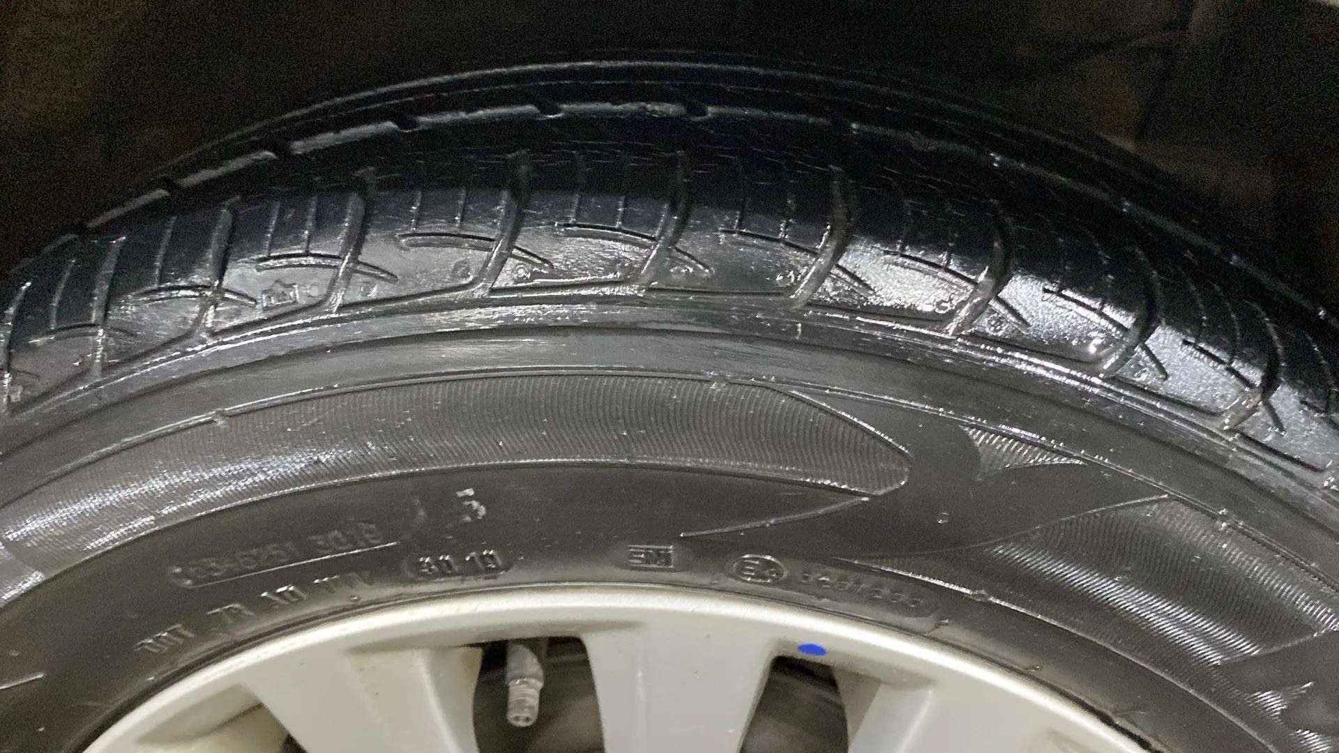 RHS-Front-Tyre-Tread-18
