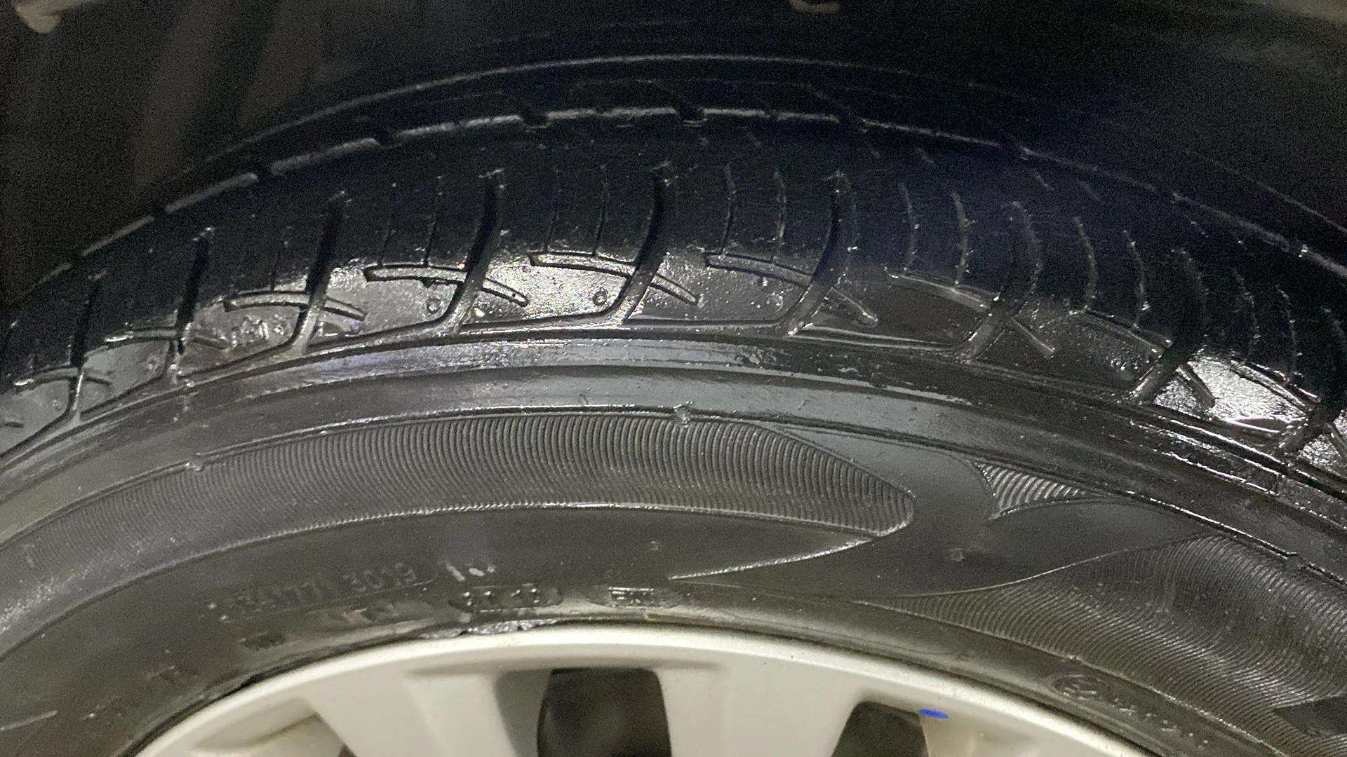 LHS-Rear-Tyre-Tread-21