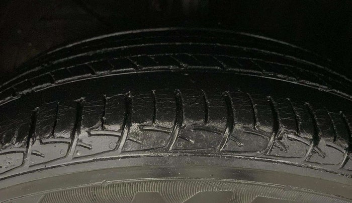 2017 Maruti Baleno DELTA PETROL 1.2, Petrol, Manual, 63,509 km, Left Front Tyre Tread