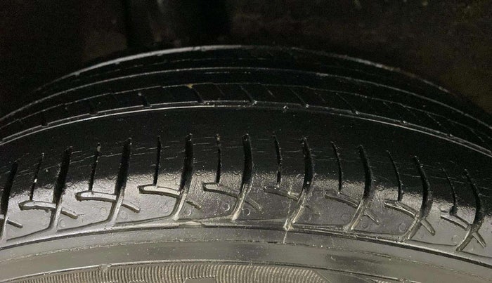 2017 Maruti Baleno DELTA PETROL 1.2, Petrol, Manual, 63,509 km, Right Rear Tyre Tread
