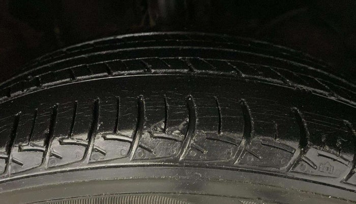 2017 Maruti Baleno DELTA PETROL 1.2, Petrol, Manual, 63,509 km, Right Front Tyre Tread